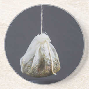 Porta-copos De Arenito O saco de chá está pendurado numa xícara