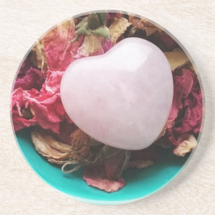 Porta-copos De Arenito Rosa Quartz Heart em uma cama de Rosa