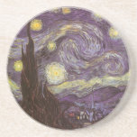 Porta-copos De Arenito Vincent van Gogh - Noite Estrelada<br><div class="desc">Starry Night (1889), por Vincent van Gogh, é um apos impressionismo de pintura paisagística de arte. Uma vista de uma cidade num vale à noite com as nuvens a girar, as estrelas a brilhar e uma bela lua ouro amarela. Foi pintado durante o dia pela memória e é a pintura...</div>
