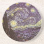 Porta-copos De Arenito Vincent van Gogh - Noite Estrelada<br><div class="desc">Starry Night (1889), por Vincent van Gogh, é um apos impressionismo de pintura paisagística de arte. Uma vista de uma cidade num vale à noite com as nuvens a girar, as estrelas a brilhar e uma bela lua ouro amarela. Foi pintado durante o dia pela memória e é a pintura...</div>