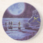 Porta-copos De Arenito Vintage Science Ficting Earth Rover Aliens na Lua<br><div class="desc">Ilustração vintage de aliens futuristas e robôs de ficção científica apresentando um clássico design de quadrinhos de 50. Design de ficção científica retrô com astronautas alienígenas em um planeta estrangeiro com veículo espacial, lunar ou lua e olhando para a Terra e o espaço exterior e acenando. Um céu escuro com...</div>