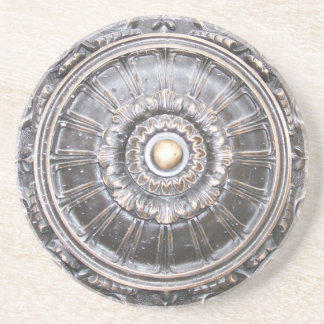 Porta copos de bronze gótico do medalhão do