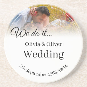 Porta-copos Fazemos isso. Beijar Casal em um campo