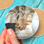 Porta-copos Foto Elegante Moderna Salva O Casamento Elegante D<br><div class="desc">Foto Elegante Moderna Salve a Porta copos do Livro Redondo de Casamentos Elegante Elevem sua decoração de casamento com nossas Portas copos de Casamento Simples de Foto do Elegante Negro e Branco! Essas portas copos refinadas foram projetadas para adicionar um toque de sofisticação e personalização ao seu dia especial. ✨...</div>