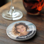 Porta-copos Foto Moderna - Texto Retroativo - Pessoal<br><div class="desc">Uma fotografia simples e mínima com texto à volta da borda. Isto faz um presente excelente para um membro da família como a vovó. A foto inclui uma borda escurecida para que o texto apareça em qualquer foto. Se você acredita que isso torna sua foto muito escura, basta ir para...</div>