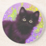 Porta-copos Gustav Klimt Black Kitten<br><div class="desc">Porta copos Sandstone com um gatinho preto Gustav Klimt! Esta beleza de olhos largos se coloca num campo verde de flores roxas. Um presente pensativo para amantes de gatos e entusiastas de arte austríacos!</div>