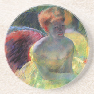 Porta-copos Lydia se inclinando em seus braços, sentada em um