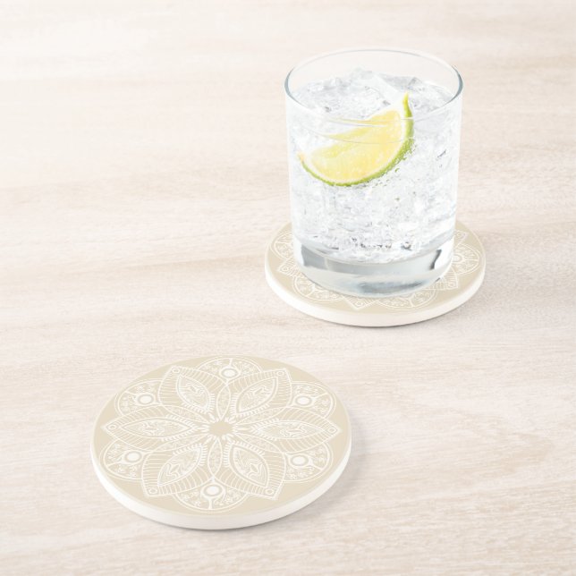 Porta-copos Mandala branca exótica em fundo bege (Lateral)