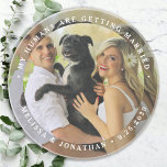 Porta-copos Meus Humanos Estão Casando Foto Personalizada De C<br><div class="desc">Celebre seu noivado e dê ao único casamento de cães salve as datas com esta foto personalizada, e personalize o casamento 'Meus Humanos estão se casando', salve a porta copos da data. Esta porta copos personalizada de casamento de fotos é perfeita para favores de festa de noivado, e um alternativo...</div>