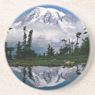 Porta-copos Monte Rainier refletido em um lago de montanha