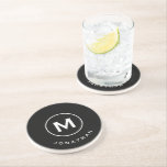 Porta-copos Pedra de Nome do Monograma Clássico Preto Moderno<br><div class="desc">Design com um mínimo de monogramas apresenta um fundo preto com o seu nome e nome na tipografia de blocos clássicos em branco para uma aparência simples e limpa de na moda.</div>