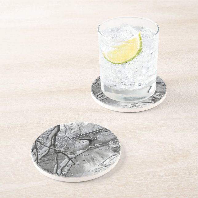 Porta-copos Ponte do arco sobre o rio congelado no inverno (Lateral)