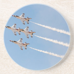 Porta-copos Quatro F-16 Thunderbirds voam em formação cerrada
