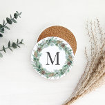 Porta-copos Rústico inverno Verde Monograma Vermelhidão Inicia<br><div class="desc">A design de montanha russa de arenito de férias elegante apresenta uma coroa cúbica rústica de verde-aquarela de inverno moldando uma família/monograma inicial de sobrenome. Inclui uma cor branca de fundo.</div>