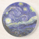 Porta-copos Starry Night por Vincent van Gogh<br><div class="desc">Starry Night, de Vincent van Gogh, é uma pintura de paisagem urbana de paisagens de apos impressionismo de arte com vista para o Santo Remy, França do asilo de van Gogh. O céu noturno está balançando com nuvens com uma lua crescente brilhante e estrelas brilhantes sobre a pequena vila. Starry...</div>
