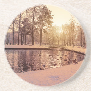 Porta-copos Sunset sobre parque com lago congelado pequeno