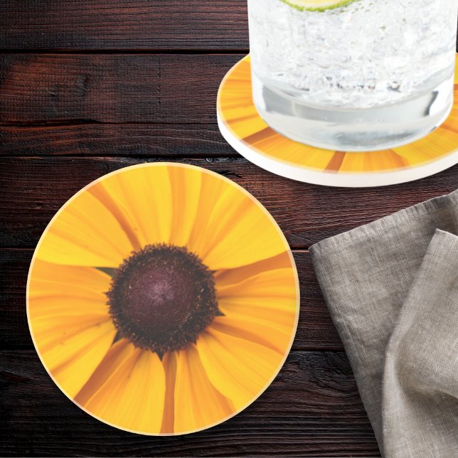 Porta-copos Susan amarela e castanha de olhos castanhos (This pretty yellow flower sandstone coaster adds a dash of the outdoors to your dining table.)