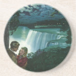 Porta-copos Vintage Honeymoon Love, Newlyweets em Niagara Fall<br><div class="desc">Imagem de romance e amor de ilustração com uma jovem casal casada em sua lua de mel por Niagara Falls. Uma noite romântica perto da cascata sob a lua de uma lua de cheio.</div>
