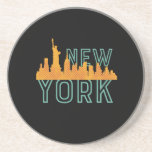 Porta-copos Vintage Retro New York NY Skyscrapper<br><div class="desc">"Vintage and retro style Nova Iorque merchandise" para quem vive nesta cidade, nativo de Nova Iorque, orgulhoso cidadão e residente neste lugar especial chamado lar. Legal mercadoria com anos setenta. Souvenir perfeito para turista de férias, viajando nos EUA. presente de excelente para aqueles nasceres nos Estados Unidos da América, planejando...</div>