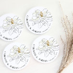 Porta-copos White Magnolia Illustração Nome Personalizado de C<br><div class="desc">Linda portas copos de casamento inspiradas no sul,  com uma magnólia branca ilustrada,  enquadrada pela tipografia quic em um layout moderno.</div>