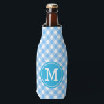 Porta-garrafa Baby Blue Gingham Personalize Monograma<br><div class="desc">Mantenha a sua bebida engarrafada legal em picnichos, CHURRASCOS e festas com este refrigerador de garrafa de monograma azul de gingham na moda. Também disponível em rosa azul e cor-de-rosa para bebê para ambas as garrafas e pode refrigerar na minha loja http://www.zazzle.com/RosewoodandCitrus?rf=238364477188679314 Personalize-a substituindo o texto do marcador de posição....</div>