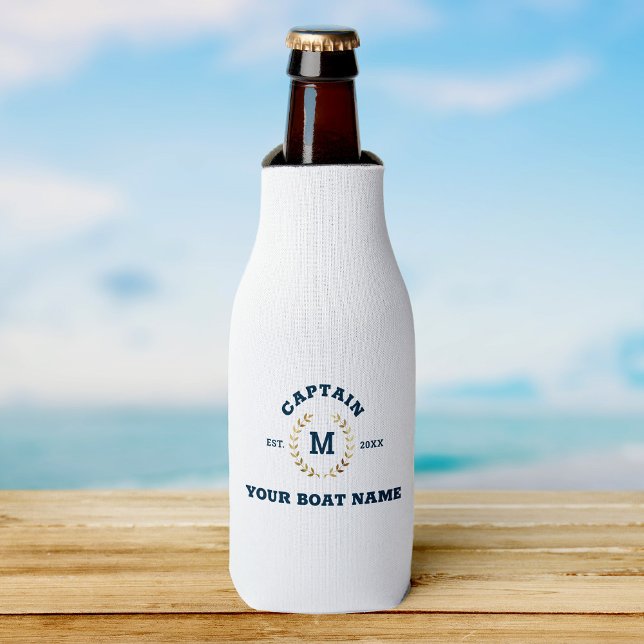 Porta-garrafa Capitão de Barco Personalizado Monograma Dourado L (Beer bottle in a white cooler with navy text "Captain Your Boat Name," on wooden surface)