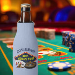 Porta-garrafa Casino de viagem de Las Vegas do Partido de Bachel<br><div class="desc">Personalize os seus próprios refrigeradores de garrafas de solteiro para uma viagem a Las Vegas. Um legal refrigerador de garrafas personalizado com grampos de casino de jogos, como um baralho, chips de pôquer e roda de roleta com Vegas Trip em um roteiro amarelo. O jogador divertido guarda presente para seus...</div>