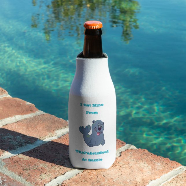 Porta-garrafa Eu comprei a minha na Fabric Seal na Zazzle (Piscina in situ)