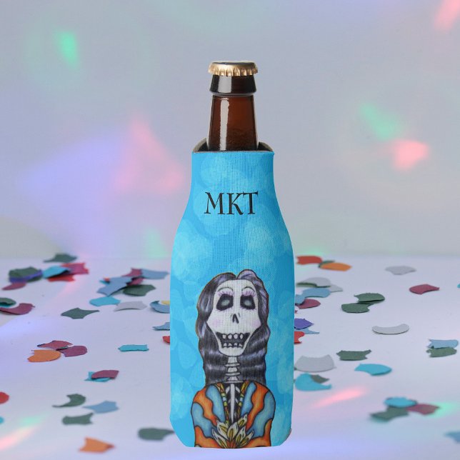 Porta-garrafa Feliz Dia dos Mortos do Esqueleto (Smiling Day of the Dead lady black hair white flowers colourful cape on blue drink bottle cooler.)