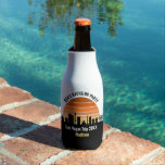Porta-garrafa Férias Personalizadas Sunset em Las Vegas Strip<br><div class="desc">Legal costume do horizonte de Las Vegas no refrigerador de garrafas seltzer para suas férias de família ou despedida de solteiro para a cidade das luzes. Gamble do nascer do sol ao pôr do sol nesta cidade e lembre-se disso com esta lembrança de keepsasasair.</div>