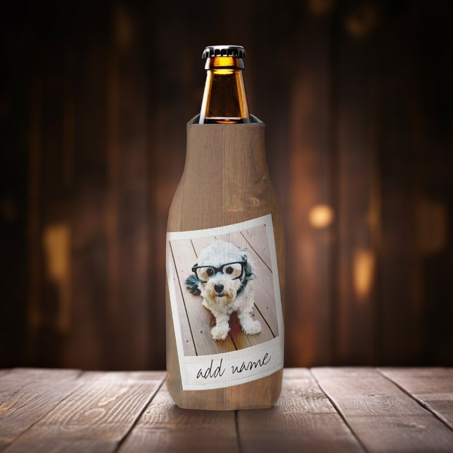 Porta-garrafa Madeira Rústica com Foto Quadrada (Photo on wood print background - Personalize this bottle cooler with your monogram.)