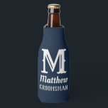 Porta-garrafa Nome Padrinho de casamento Masculine Monogrammed M<br><div class="desc">Clássico,  simples,  Casamento,  nome do refrigerador de garrafas. Perfeito para o padrinho de casamento. Personalize-o com o seu nome e nome iniciais.</div>