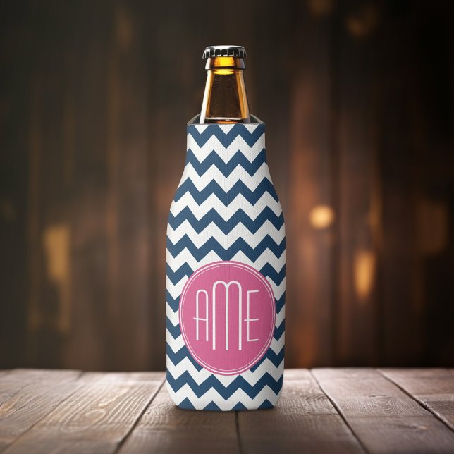 Porta-garrafa Padrão Chevron com Monograma - Magenta Marinho (Personalized Bottle Cooler - Add Name or Custom Text)