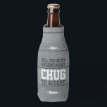 Porta-garrafa Padrinho de casamento Proposta de Chug para Aceita<br><div class="desc">Começamos a comemorar o casamento em estilo com uma engraçada e personalizada fria de garrafas de padrinho de casamento. Design apresenta um fundo de madeira falsa de cinza rústica, nomes de tipografia moderna de na moda e uma solicitação personalizável lendo "Você será meu padrinho de casamento? Chug para aceitar". Todo...</div>