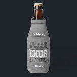 Porta-garrafa Padrinho de casamento Proposta de Chug para Aceita<br><div class="desc">Começamos a comemorar o casamento em estilo com uma engraçada e personalizada fria de garrafas de padrinho de casamento. Design apresenta um fundo de madeira falsa de cinza rústica, nomes de tipografia moderna de na moda e uma solicitação personalizável lendo "Você será meu padrinho de casamento? Chug para aceitar". Todo...</div>