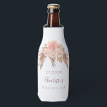 Porta-garrafa Pampas florais cor-de-rosa festa de solteira de bo<br><div class="desc">Um refrigerador para uma festa de solteira. Um fundo branco. Decorados com grama-pampas e flores cor-de-rosa e rosa. Personalize e adicione uma data,  nome. O nome é escrito em cor rosa escura de ouro com um estilo moderno,  escrito à mão.</div>