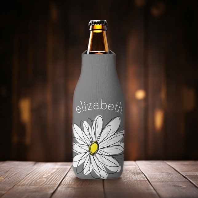 Porta-garrafa Trendy Floral Daisy com nome personalizado amarelo (Whimsical Daisy - Personalize this bottle cooler with your monogram.)