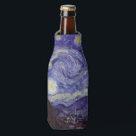 Porta-garrafa Vincent Van Gogh Starry Night Vintage Fine Art<br><div class="desc">Vincent van Gogh Starry Night Fine Art Painting Starry Night Starry Night é uma pintura do artista poste-impressionista holandês Vincent van Gogh. O céu azul à noite está cheio de nuvens, estrelas e uma lua crescente brilhante. A Noite Estrelada é a única noturna na série de visões da janela do...</div>