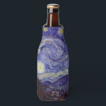 Porta-garrafa Vincent Van Gogh Starry Night Vintage Fine Art<br><div class="desc">Vincent van Gogh Starry Night Fine Art Painting Starry Night Starry Night é uma pintura do artista poste-impressionista holandês Vincent van Gogh. O céu azul à noite está cheio de nuvens, estrelas e uma lua crescente brilhante. A Noite Estrelada é a única noturna na série de visões da janela do...</div>