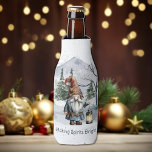 Porta-garrafa Watercolor Winter Christmas Gnomo<br><div class="desc">Mantenha suas bebidas engarrafadas frias neste feriado com uma Aquarela de Natal Gnomo Fresco Feriado Fresco. O design mais legal apresenta um alegre gnomo de Natal segurando uma lanterna iluminada com um fundo florestal de montanha com neve caindo. Itens adicionais de presentes e feriados disponíveis com este design também.</div>