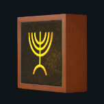 Porta-lápis Menorah Flame<br><div class="desc">Uma renderização digital marrom e dourada da menorah judia de sete ramificações (hebraico: מְ נ וֹ רָ ‎). A menorah de sete ramificações, usada no santuário portátil montado por Moisés na selva e, mais tarde, no Templo em Jerusalém, tem sido símbolo do judaísmo desde a Antiguidade e é o emblema...</div>