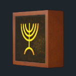 Porta-lápis Menorah Flame<br><div class="desc">Uma renderização digital marrom e dourada da menorah judia de sete ramificações (hebraico: מְ נ וֹ רָ ‎). A menorah de sete ramificações, usada no santuário portátil montado por Moisés na selva e, mais tarde, no Templo em Jerusalém, tem sido símbolo do judaísmo desde a Antiguidade e é o emblema...</div>