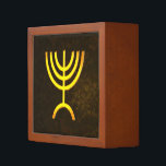 Porta-lápis Menorah Flame<br><div class="desc">Uma renderização digital marrom e dourada da menorah judia de sete ramificações (hebraico: מְ נ וֹ רָ ). A menorah de sete ramificações, usada no santuário portátil montado por Moisés na selva e, mais tarde, no Templo em Jerusalém, tem sido símbolo do judaísmo desde a Antiguidade e é o emblema...</div>