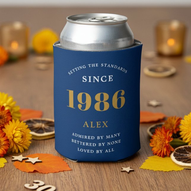 Porta-lata 40th Birthday Name 1986 Blue Gold Elegant Chic (1986 blue can cooler on a table)