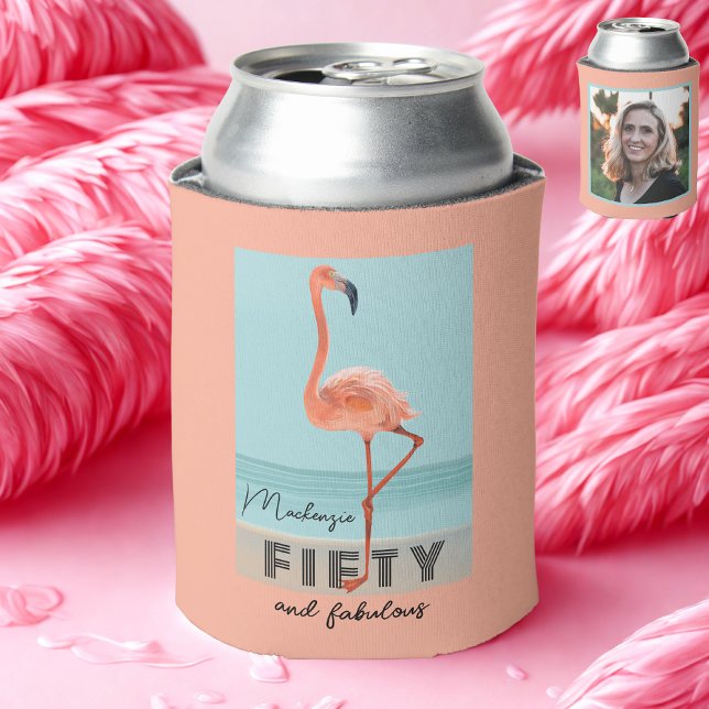 Porta-lata 50º aniversário 50 Fabulosa Foto Flamingo Rosa Ros (A fifty and fabulous pink can cooler with a flamingo among pink feathers.)