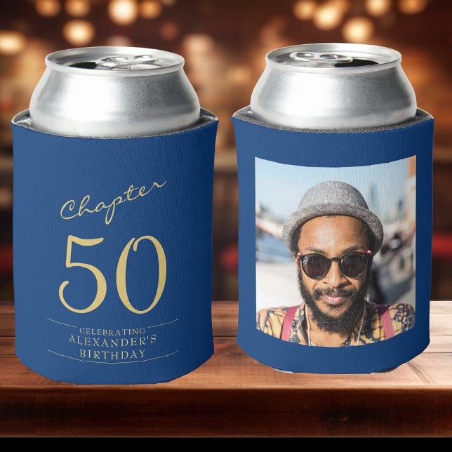 Porta-lata 50º Aniversário Modelo de Foto Dourada Azul (Custom 50th birthday blue and gold can coolers sat on a bar top. Image shows front and rear.)