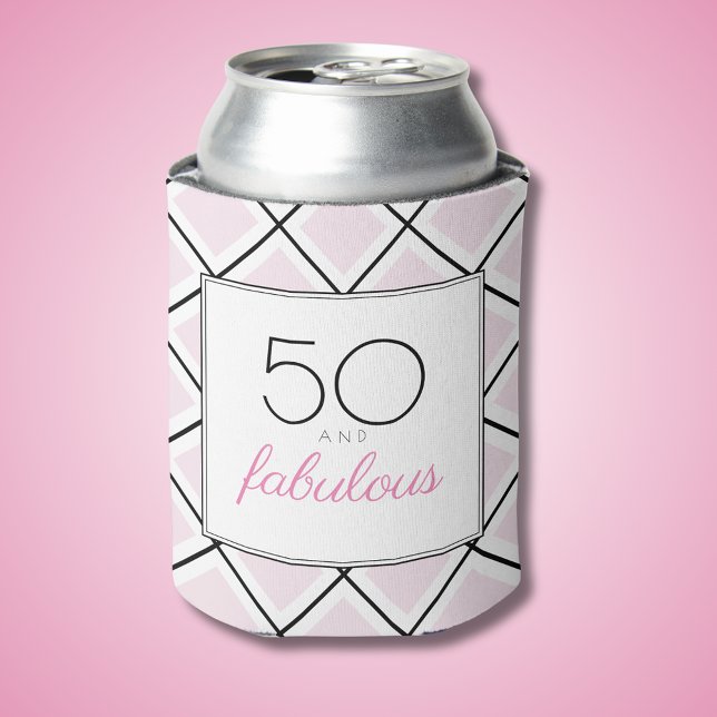 Porta-lata 50 e fabuloso rosa aniversário (50 and fabulous pink can cooler with diamond checked background.)