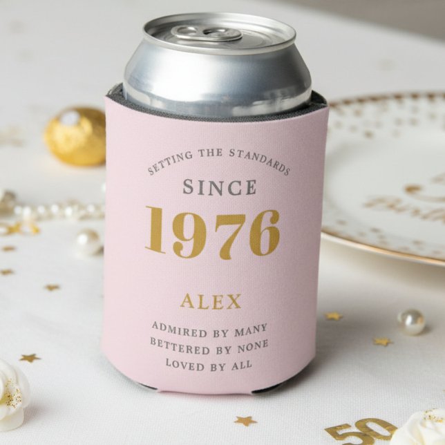 Porta-lata 50th Birthday 1976 Keepsake Elegant Personalized (1976 pink can cooler white background)