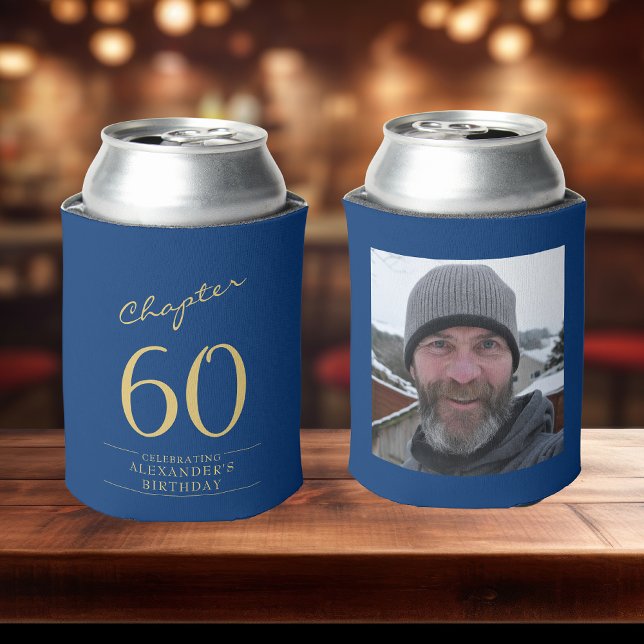 Porta-lata 60º Aniversário Modelo de Foto Dourada Azul (Two custom 60th birthday can coolers with name on front photo on rear sat on a bar top)