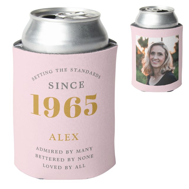 Porta-lata 60º Aniversário Nome 1965 Foto de Cinza Rosa Chic (Personalized pink 60th birthday can cooler with custom photograph and name.)
